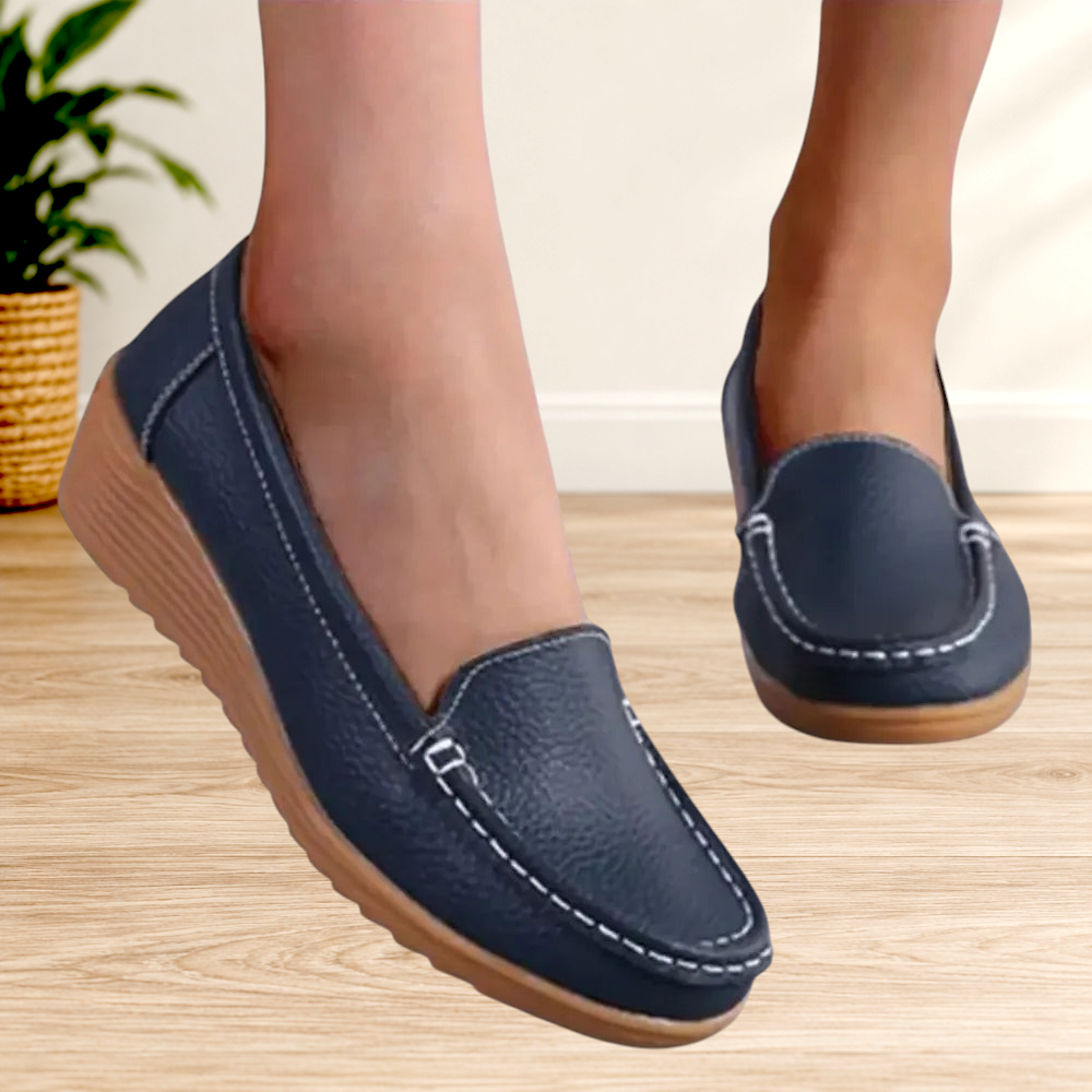 Wattle & Vale Melbourne Willa orthopedische instapschoenen in donkerblauw leer met witte stiksels en rubberen zool.