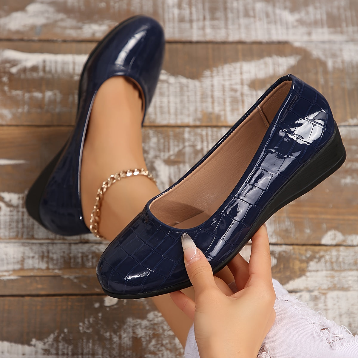 Coral Glossy Low-Wedge Pumps – Navy
