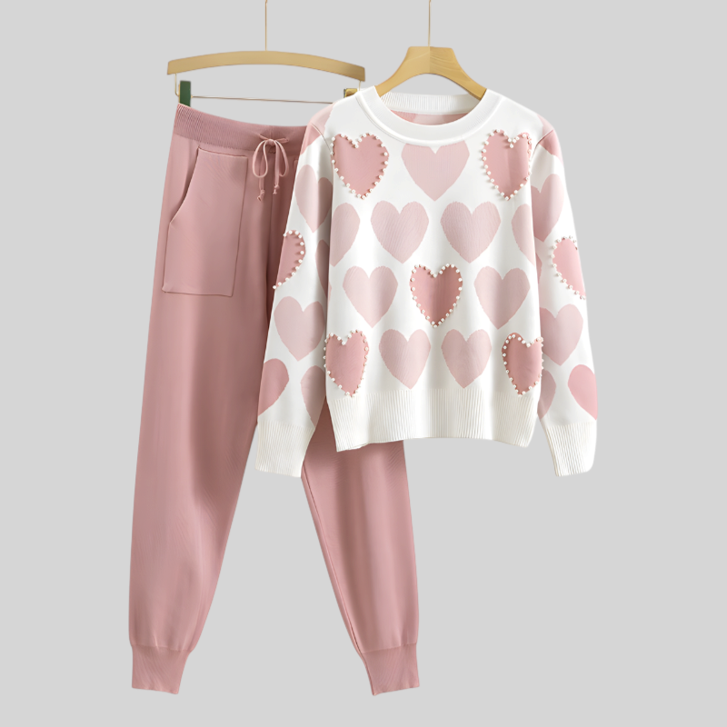 Wattle & Vale Melbourne gebreide tweedelige set met roze hartjespatroon, inclusief trui en bijpassende broek.