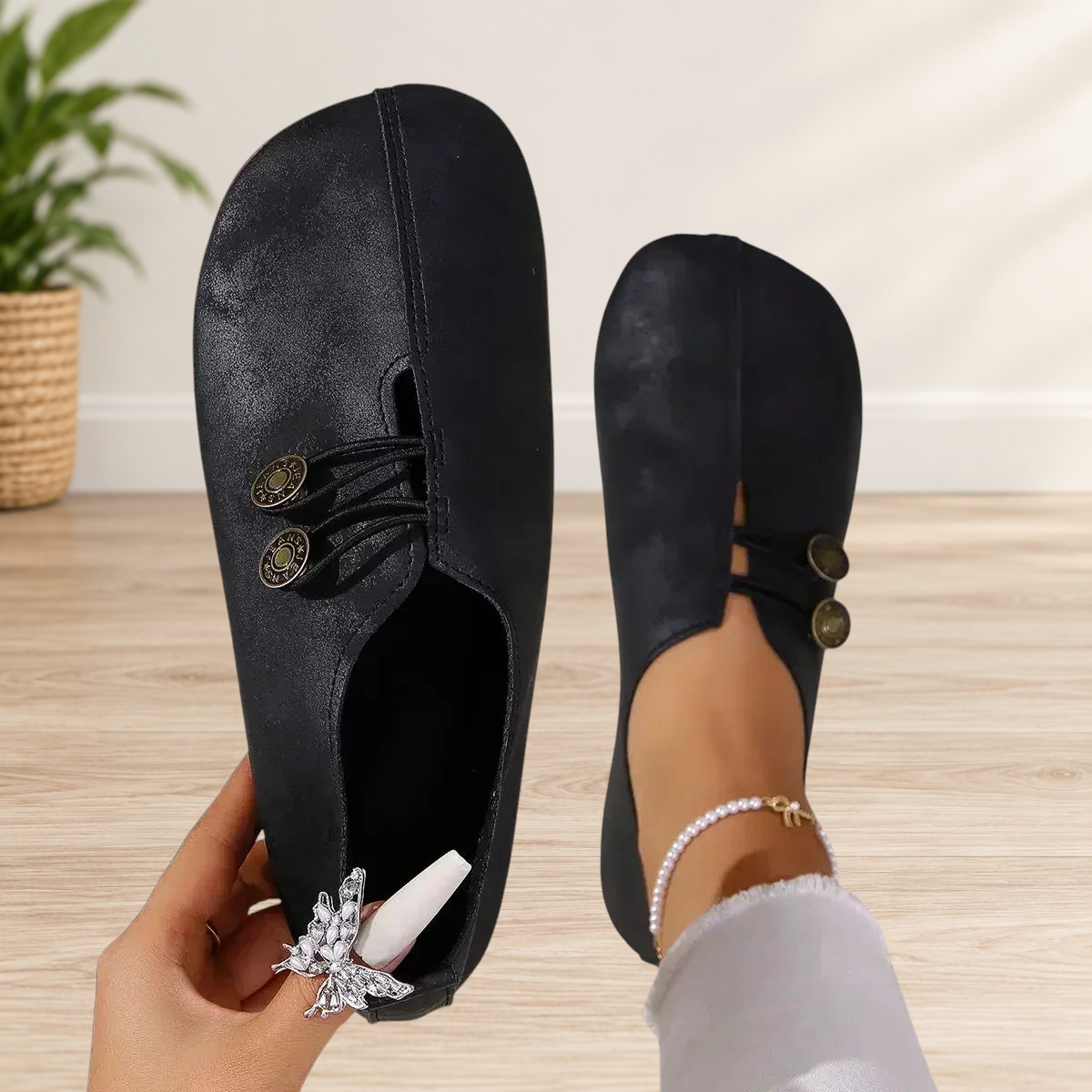 Wattle & Vale Melbourne Charlee zwarte suède orthopedische loafers met decoratieve knopen en comfortabele pasvorm