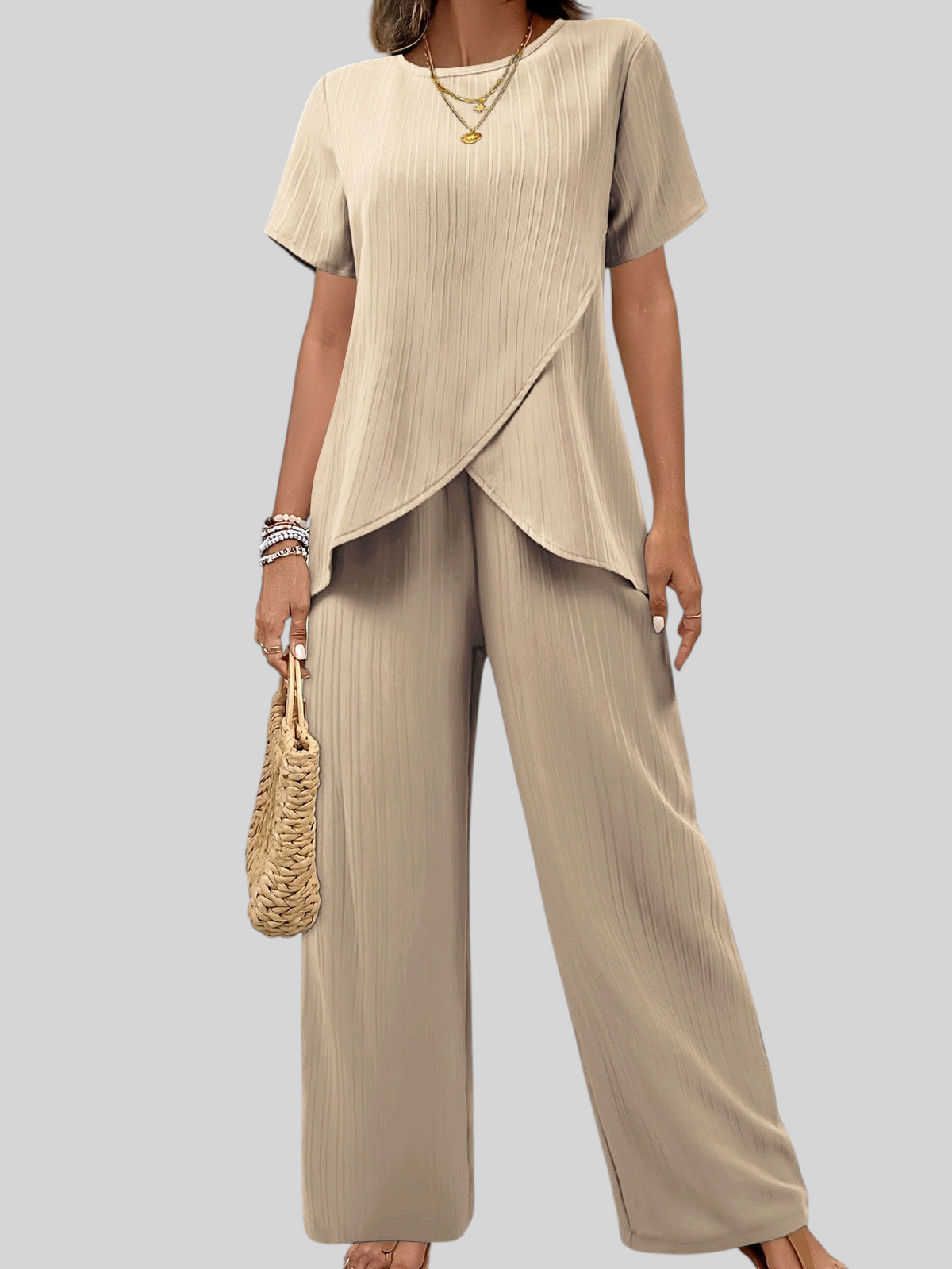 Vrouw draagt Wattle & Vale Melbourne Delaney tweedelige set in beige met wijde broek en textuurtop