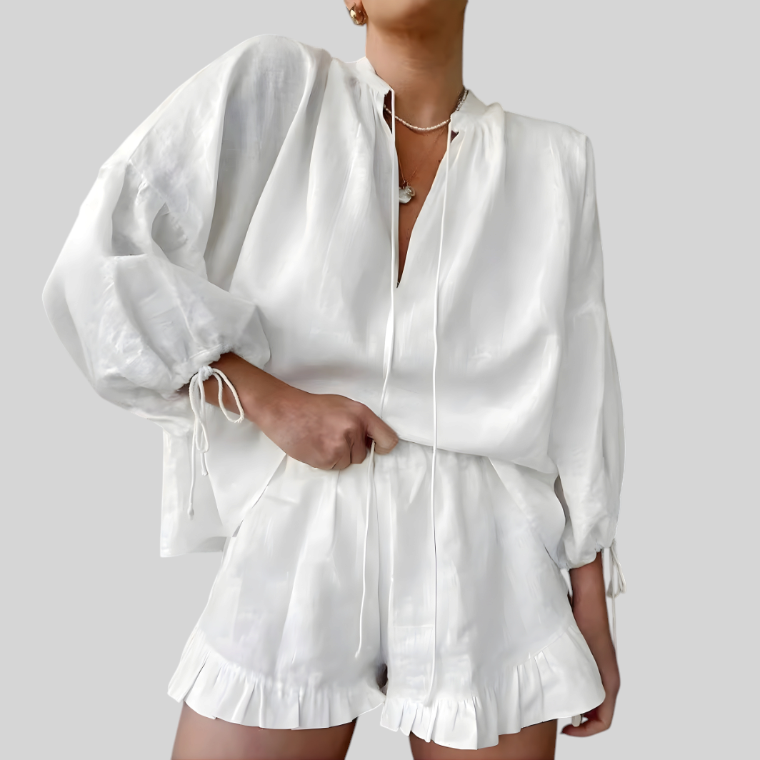 Wattle & Vale Melbourne Terry™ witte tweedelige zomeroutfit met blouse met pofmouwen en short met ruches.