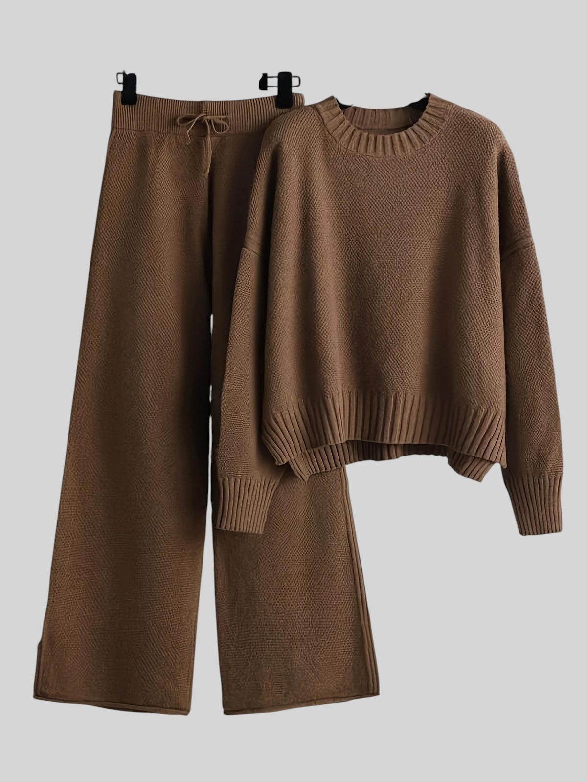 Wattle & Vale Melbourne Hattie loungewear set in bruin met een gebreide trui en bijpassende broek met elastische band.