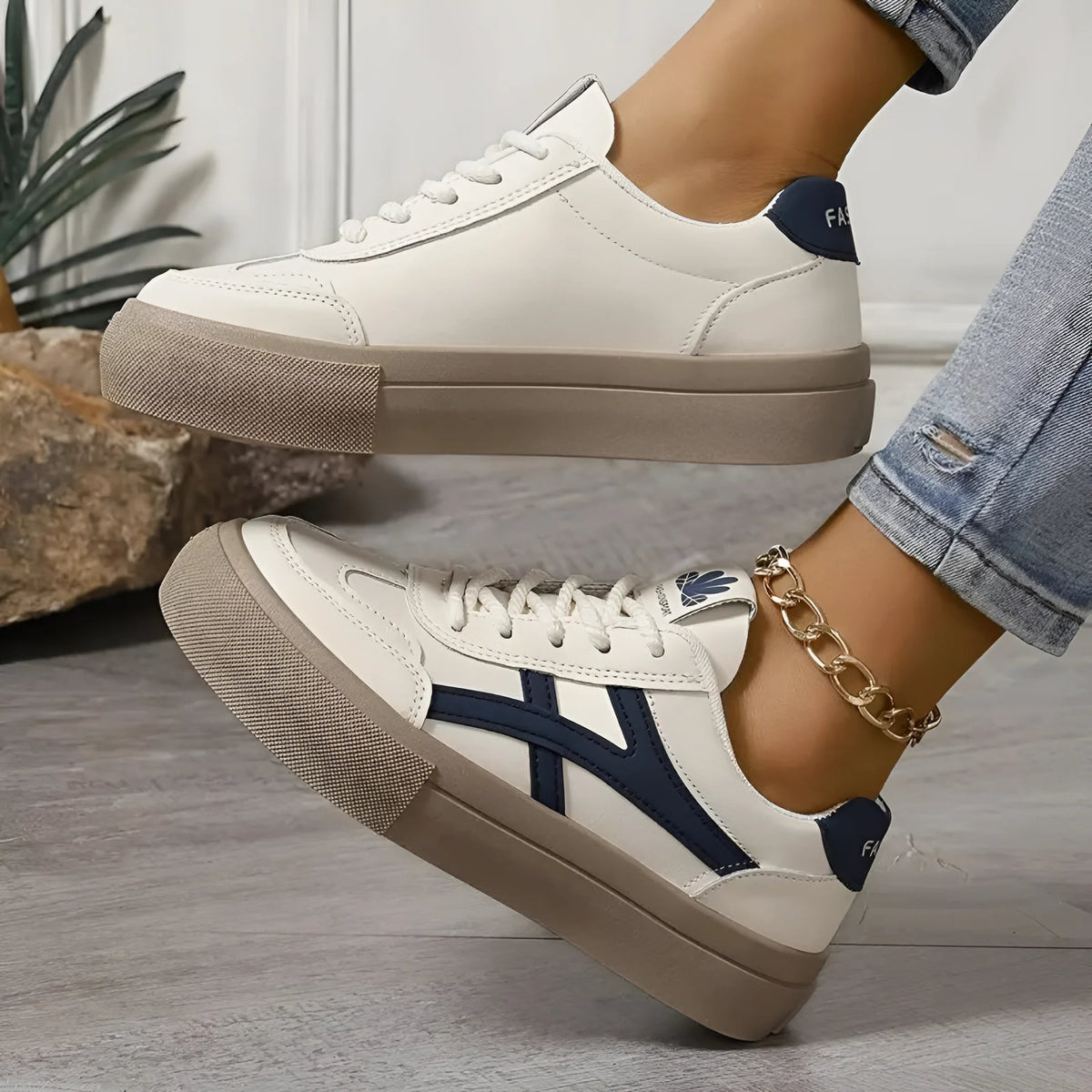 Lara™ | Orthopaedic trainers