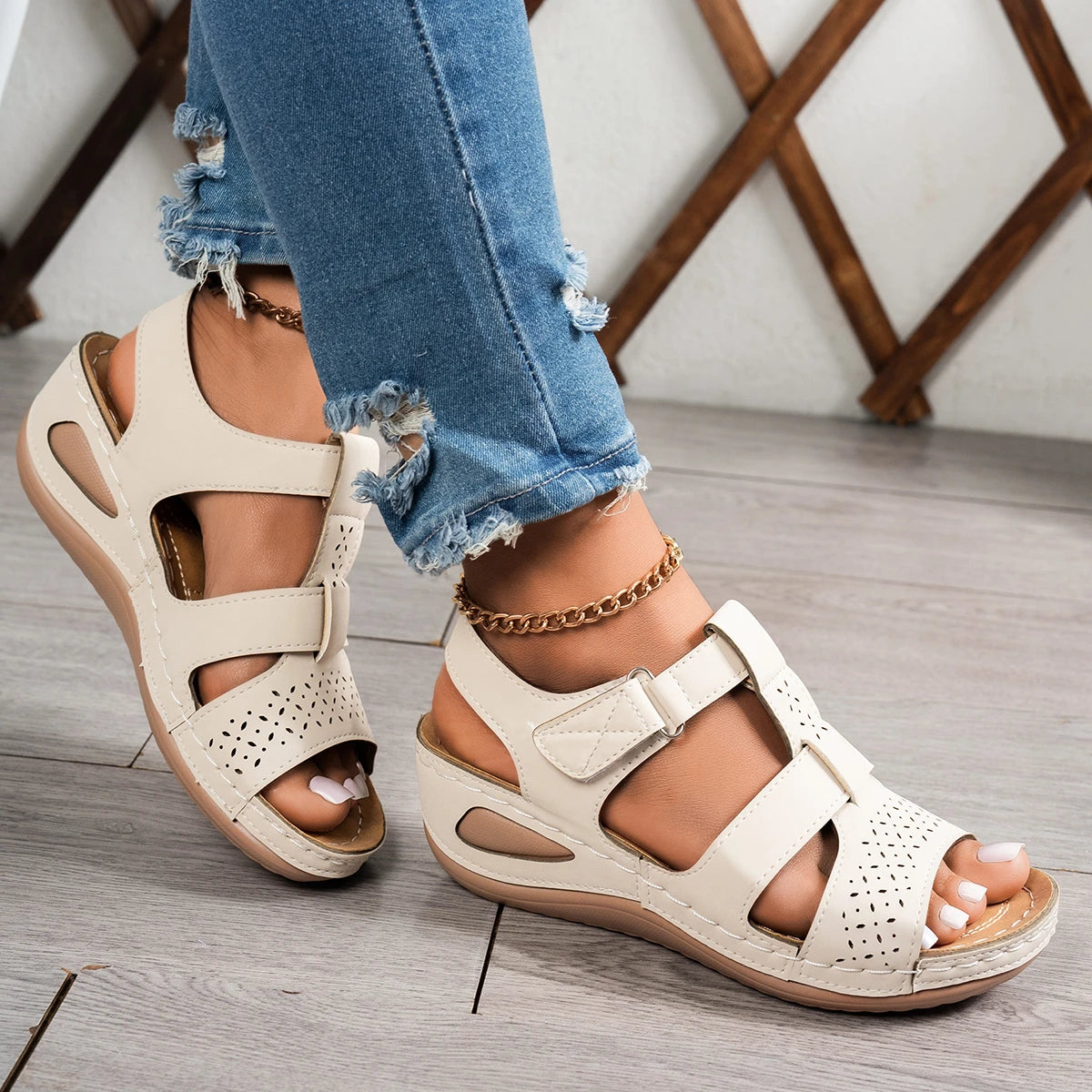 Jeannie – White Orthopaedic Open-Toe Hook-and-Loop Wedge Sandals