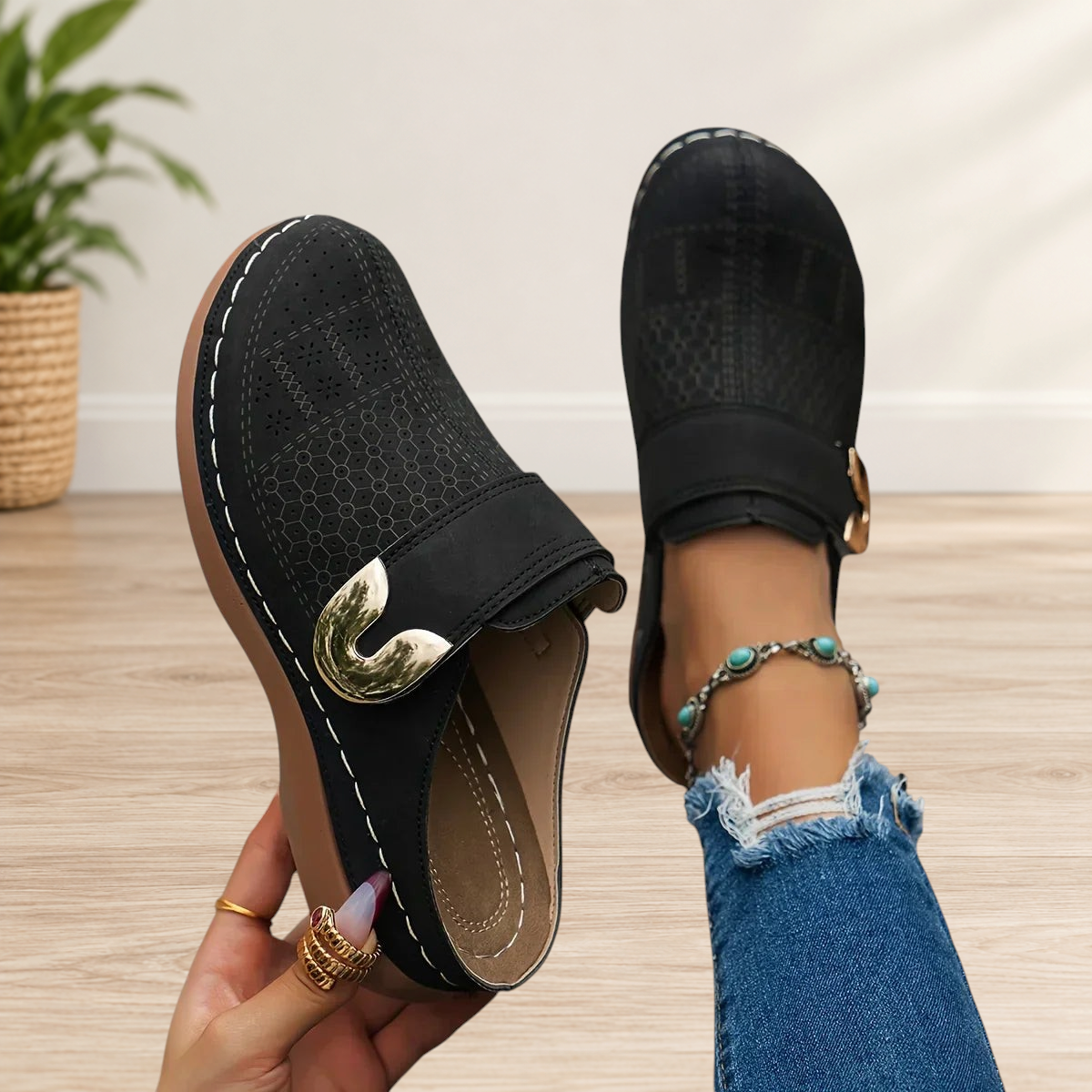 Wattle & Vale Melbourne Caprielle wedge sandalen in zwart met decoratieve gouden gesp en comfortabele zool