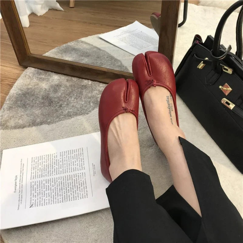 Olwen Split-Toe Ballet Flats – Red