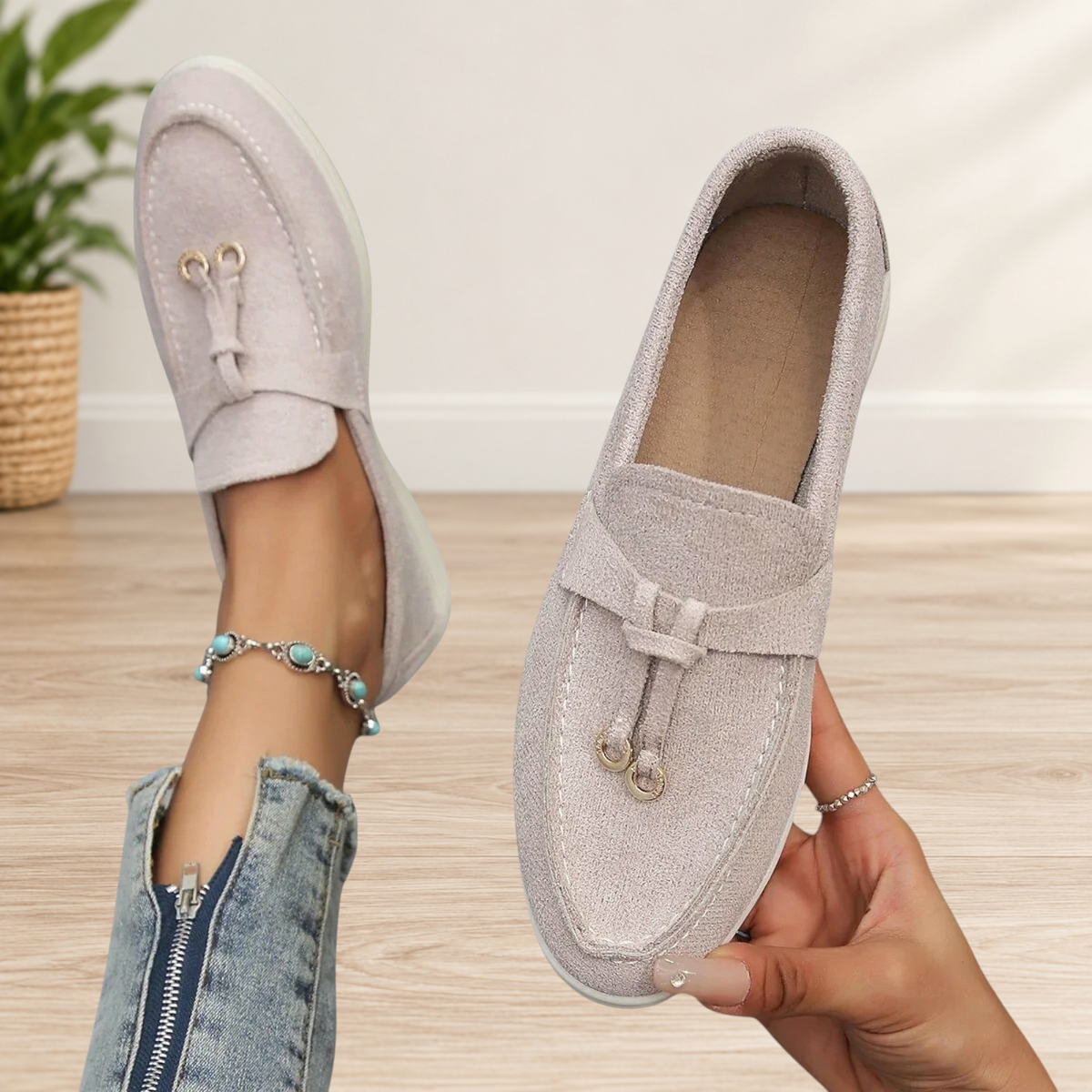 Wattle & Vale Melbourne Zaria orthopedische loafers in beige suède met decoratieve kwastjes en comfortabele zool.