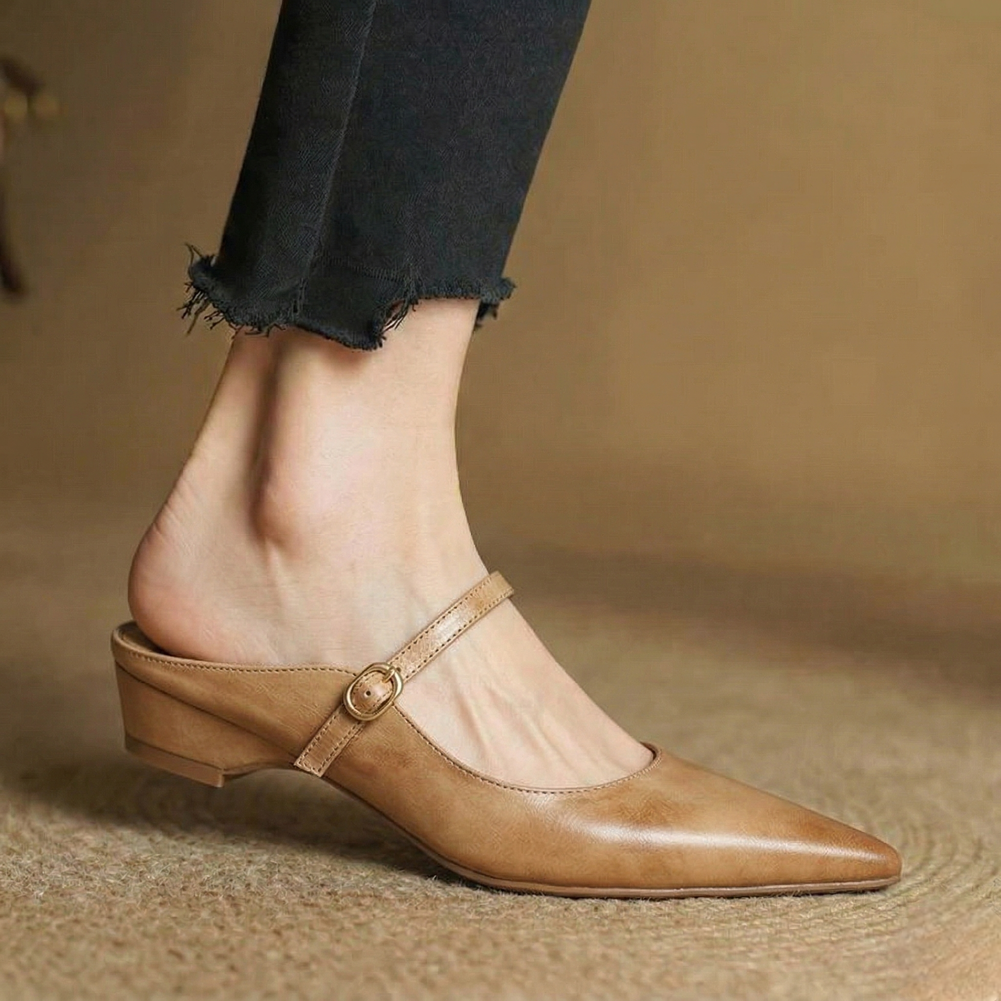 Neok – Sleek Pointed Mules