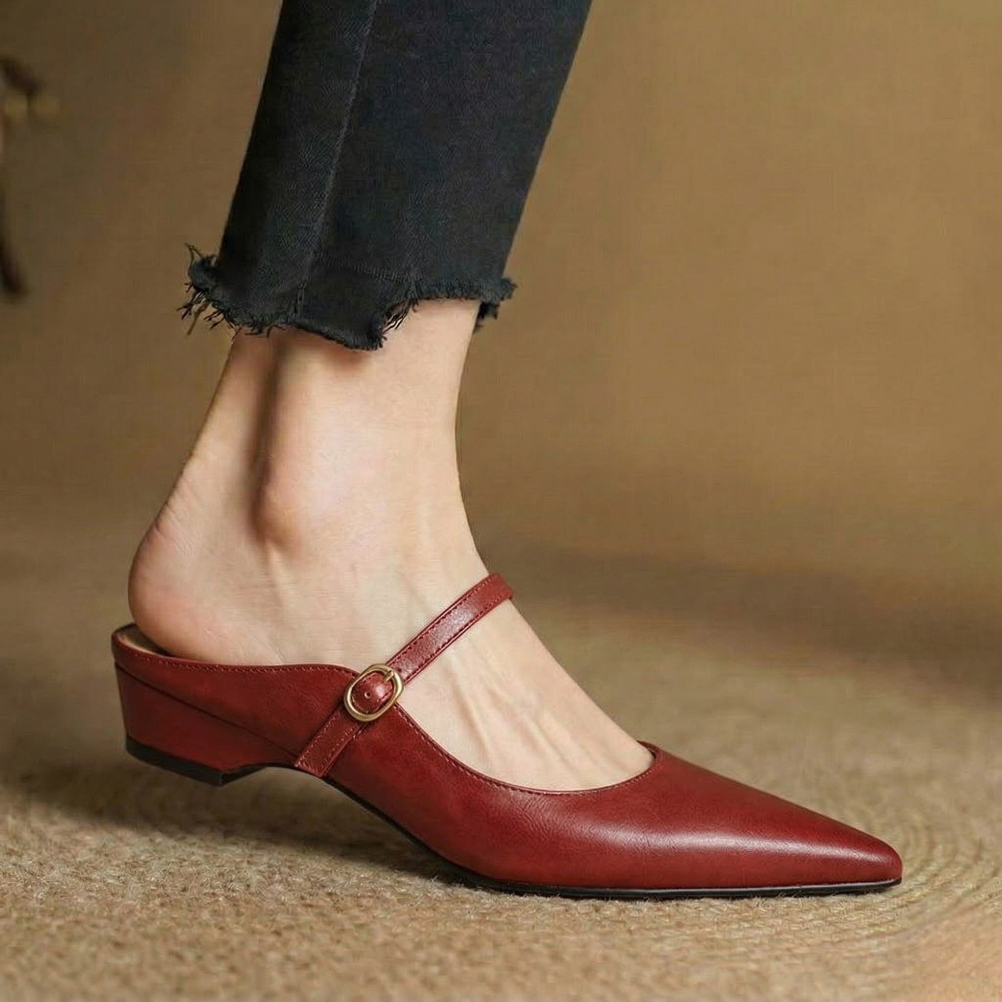 Neok – Sleek Pointed Mules